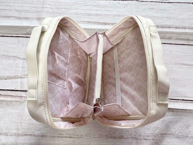 【nanakoななこがさらに本気で作った leur charme COSME POUCH BOOK WHITE】ホワイトとブラックでは、裏地の色が異なります