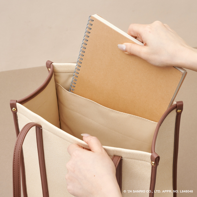 縦長の形でA4サイズも収納OK！【Samantha Thavasa Petit Choice「ポムポムプリン」コレクション】