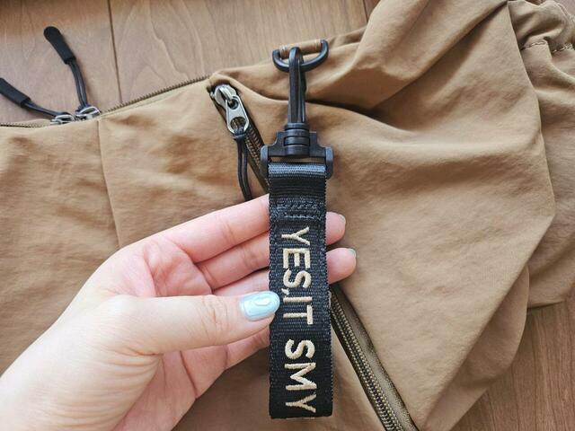 【studioCLIP からだよろこぶナイロンショルダーバッグ】ロゴ入りストラップはカラビナ式で取り外し可能。お気に入りのキーホルダーに付け替えることもできますよ◎