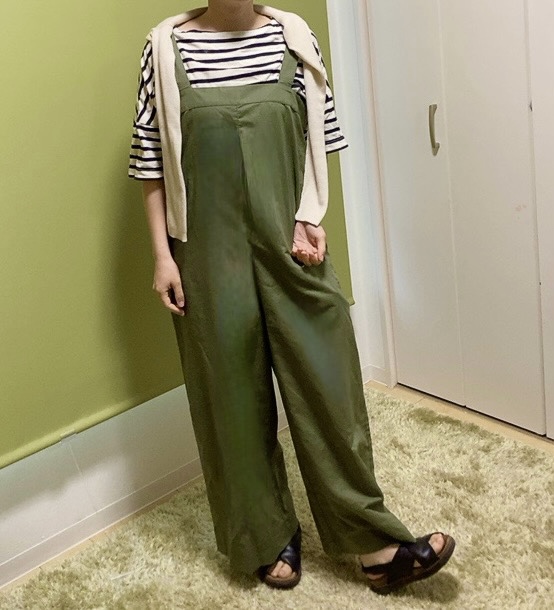 【ユニクロ リネンブレンドサロペット】黒のコルクサンダル×ボーダーシャツと合わせた夏スタイル