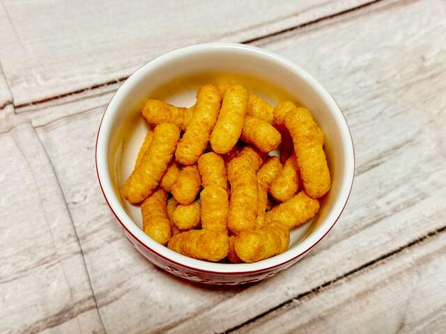 【カルディ／ムーミン ウッドリッド スクエアティン】キャラメル味のコーンスナック。軽い食感で手が止まりません…！