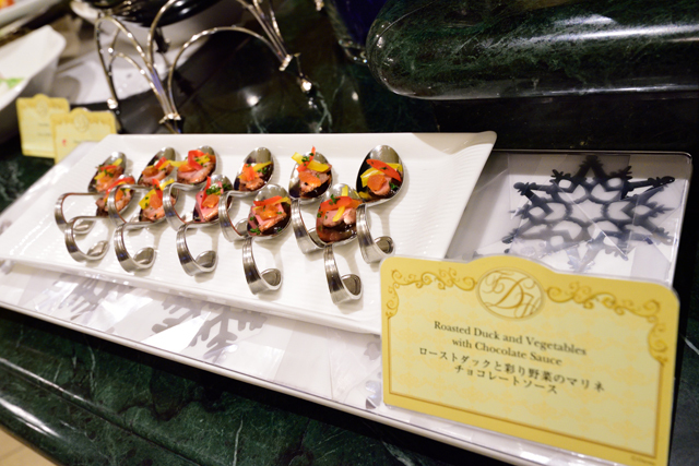 ローストダックと彩り野菜のマリネ チョコレートソース ©Disney