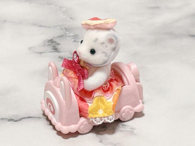 お嬢様風のユキヒョウの赤ちゃんもスイーツカーに乗車!