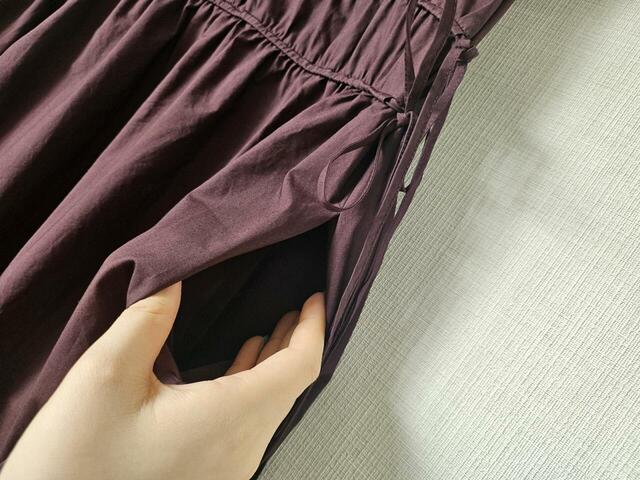 【UNIQLO　コットンギャザーワンピース】両サイドにポケットが付いているのも実用的で嬉しいポイント！