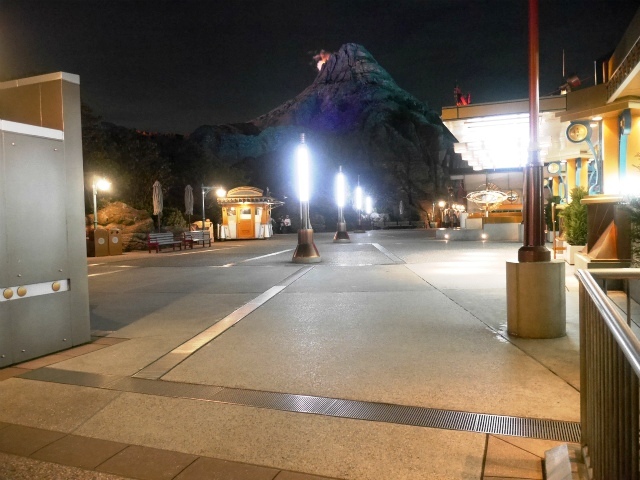 エレクトリックレールウェイ乗り場付近。©Disney