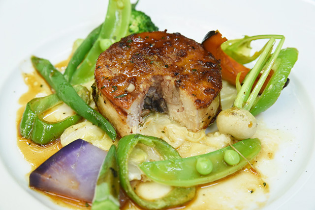 ジャパン・レストラン・ウィーク／フレンチレストラン『コジト』／シャラン産鴨のモモ肉のコンフィ レンズ豆のラグーとシェリービネガーソース（中身）