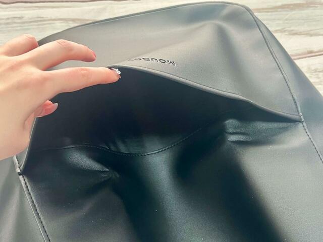 フロントには幅広サイズのポケットが！