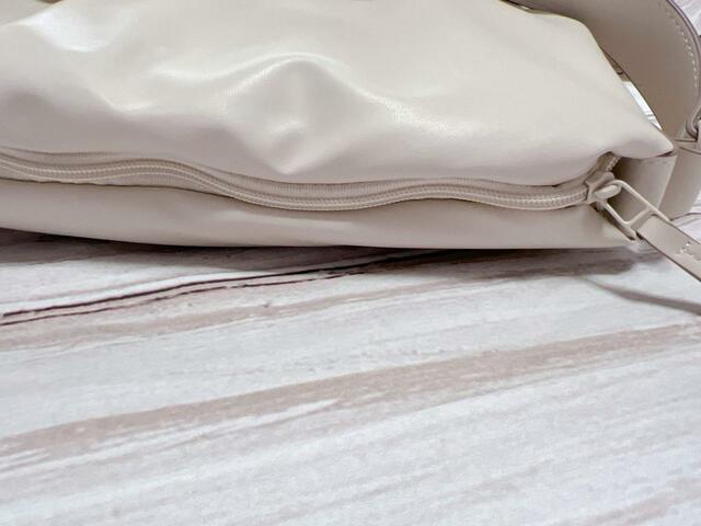 ファスナーで開閉する仕様