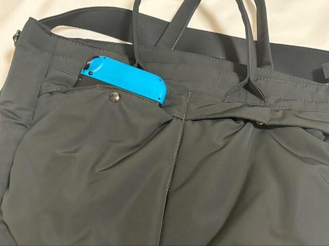 【UNIQLO:C 2WAYユーティリティバッグ】スナップボタン付きのポケットが外側に2つあります。Nintendo Switchがちょうど入る深めのサイズ感