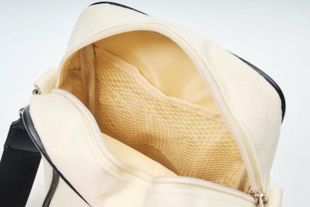 【BAYFLOWショルダーバッグ（アイボリー）】内側には見やすいメッシュポケット