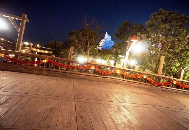 プエンテ・ブエナ・ヴィスタの奥に見える神殿