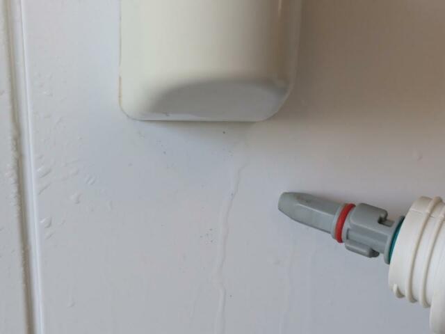 【アイリスオーヤマ スチームクリーナーハンディタイプ（STM-305R-C）】お風呂場の取っ手下の汚れもスチームひと吹きできれいになりました！