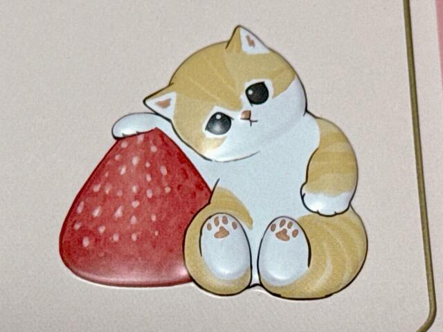 あまおう苺にもたれかかるにゃんこ。庇護欲を掻き立てられるような表情がなんともキュート！