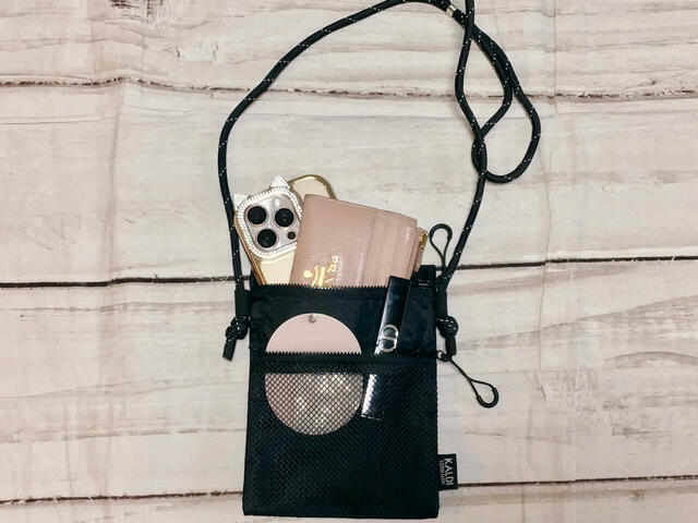 【カルディ りんごバッグ／ミニショルダーバッグ】ポケットはメッシュ素材なので、見えてもOKなミラーや口紅などを入れるのがおすすめ◎