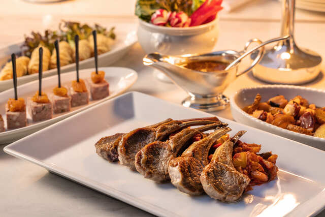 【オークラ東京 オーキッド】朝食からディナーまで可能なオールデイダイニング　※写真のお料理は現在販売されていません。