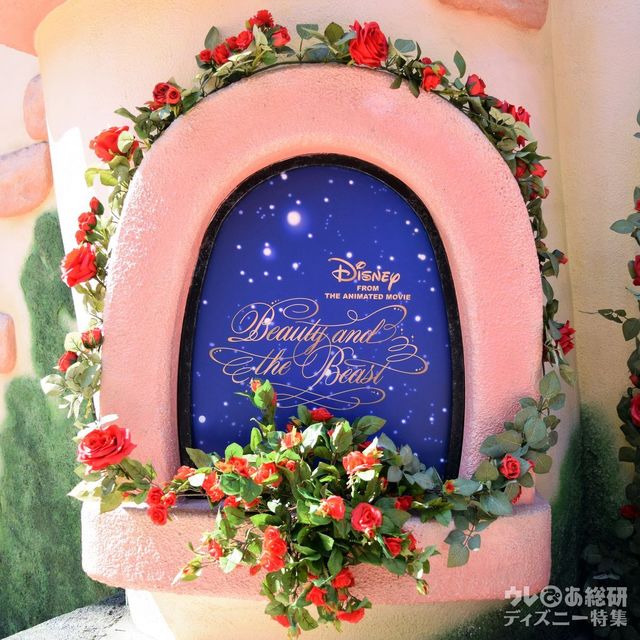 小さな窓にはバラがかけられています