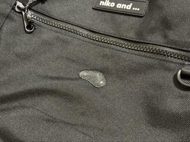【niko and... 撥水メニーポケットデイパック】撥水加工つき。実際に水を垂らしてみると、しっかり弾いて内部に染み込みませんでした!