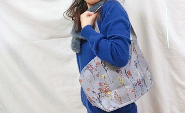 肩からかけられる