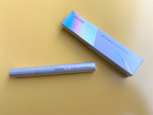 シンプルなパッケージはオーロラ部分が目を引く:ZEESEA ダイヤモンドカラーマスカラ 銀色ダイヤ:1,969円(税込)