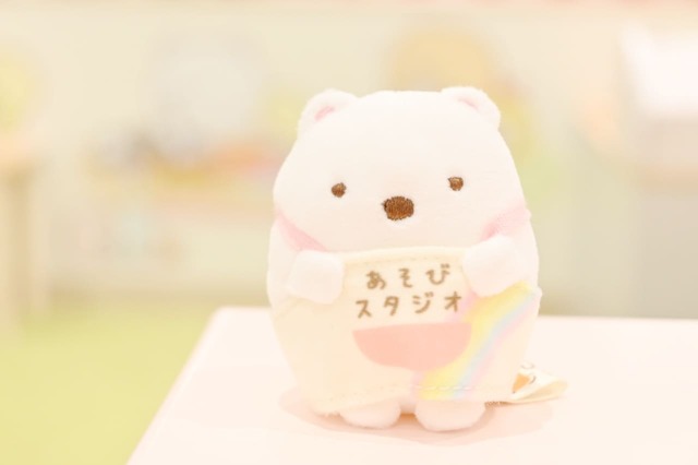 【すみっコぐらしあそびスタジオ「あそびスタジオ限定てのりぬいぐるみ」】あそびスタジオのエプロンをつけたしろくま