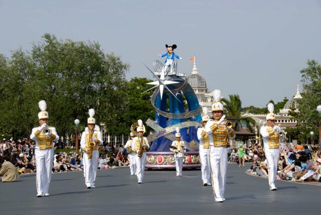 2006年3月31日 東京ディズニーランド「ディズニー・ドリームス・オン・パレード“ムービン・オン”」スタート（2008年4月終了）