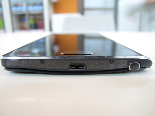 サムスン：GALAXY Note Edge　下部