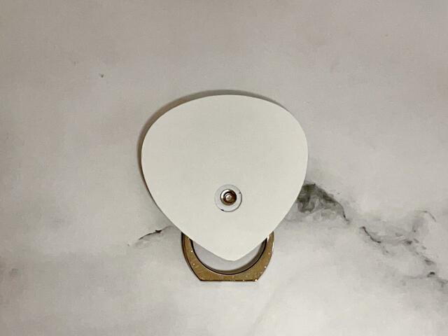 【100円ショップ×うる星やつら】裏面の紙を剥がして貼り付けるタイプ。