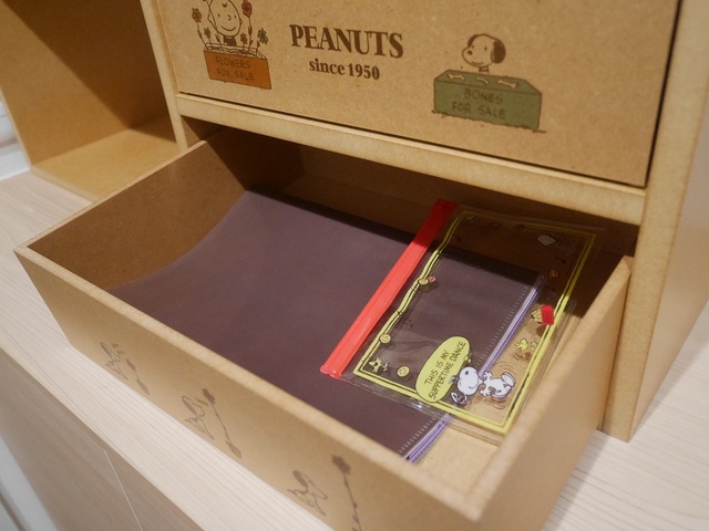 【ベルメゾン　キッチンカウンター上収納ボックス 『スヌーピー』】大きめの引き出しなのでファイルなどもスッキリ収納できます