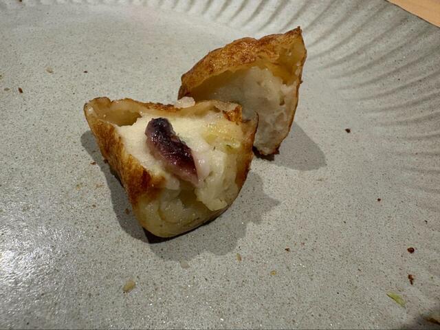 【ロピア たこ焼き 1kg】中にはたこがゴロッ！カットすると、弾力のあるたこがしっかり入っています◎ 冷凍でも満足感のある具材感です♪