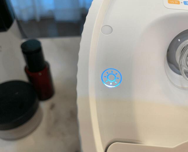 【LEDライトは3色切り替え】ボタンを押すごとにLEDの色が変わります