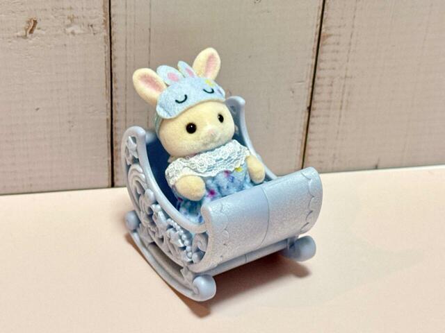 G賞で当たったマーガレットウサギの赤ちゃんの衣装もブルーだったため、ゆりかごにのせてみたら相性抜群!
