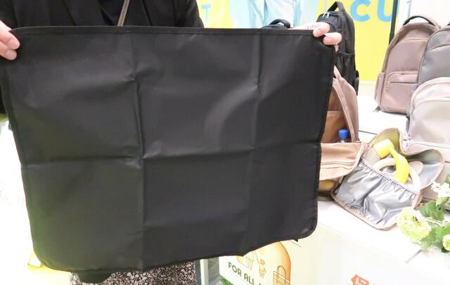 【ワークマン　パカッと開く！保冷保温パントリー軽量マザーズリュック】片面PVC素材のマルチシートが付属。水や汚れに強く、おむつ替えにも便利です