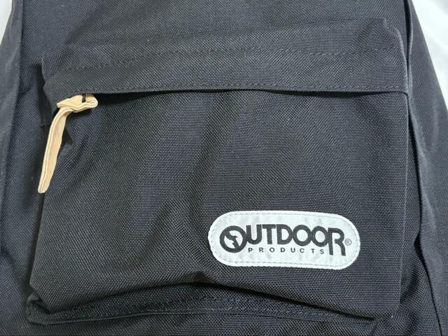 【OUTDOOR PRODUCTS クラシックデイパック】フロントポケットは約縦15×横25cm×マチ2cm。文庫本を横にしてピッタリ入るくらいのサイズ感です