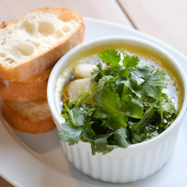 パクチーと小海老のアヒージョ　950円（税抜）