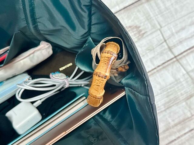 サイドのポケットには折り畳みの日傘を収納。高さがあるしっかりしたものでも収納できます