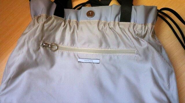 【BAYFLOW　3WAY撥水アジャスタートート】裏返して使うのもアリ！裏地はカラーで異なり、ブルーグレーはストライプ、ブラックはドット、アイボリーは茶系チェック柄です