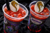 スパークリングゼリードリンク(コカ・コーラ&ストロベリー) 700円｜東京ディズニーリゾート「ディズニー・ハロウィーン」スペシャルメニュー｜販売店舗：東京ディズニーシー「ザンビーニ・ブラザーズ・リストランテ」「ドックサイドダイナー」「 カスバ・フードコート」｜発売期間：2024年9月1日（日）〜11月7日（木）