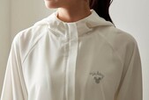 シアー素材のフード付きブルゾン［UVケア］「ミッキー＆ミニー」｜￥6,990 （税込）