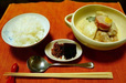 ご飯と香の物を添えて白みそシチュー