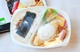 【ライフの冷凍弁当／海苔弁当】温め前の様子。このまま電子レンジで3分40秒（600W）温めます