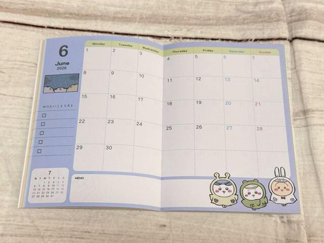 6月は梅雨らしく、レインコートを着た3人が登場です