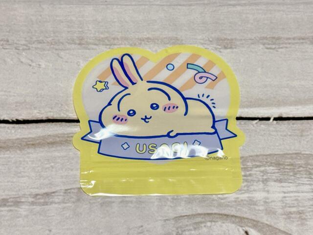 【ちいかわ DAISO限定デザイン】「ダイカットフィルムチャック袋」ほっぺがむにっとなった寝姿が愛らしく、見ているだけで癒やされるデザイン♪