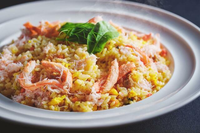 「カニと卵のピラフ（ランチタイム限定）」＜期間：2025年9月1日～12月18日＞【都ホテル 京都八条の「かに食べ放題」がパワーアップ！大人気「かに推しブッフェ」が今年も開催されます！】