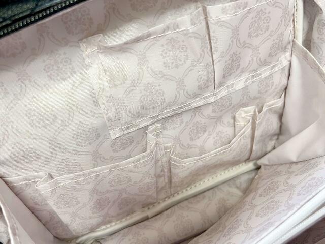 【nanakoななこがさらに本気で作った leur charme COSME POUCH BOOK BLACK】前回は3つのポケットから、5つのポケットにパワーアップ！2段式になっています！