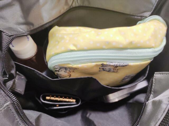 ペットボトル、大きめポーチが入る仕切りつき