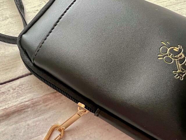 【Disney MICKEY MOUSE スマホショルダー BOOK】リッチなレザー調の生地