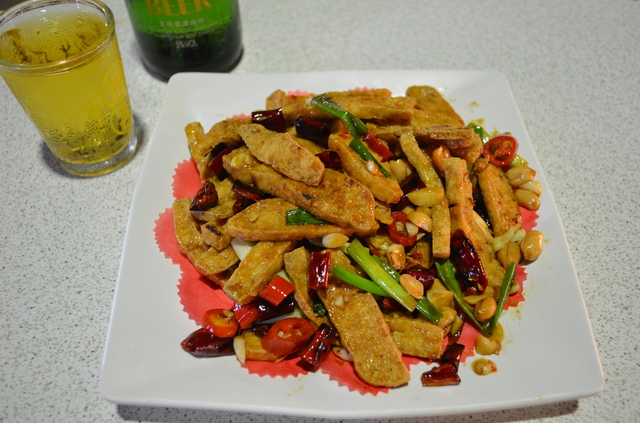 遼寧夜市にある『遼寧鵝肉大排擋』の裏メニューの客家小炒。カリカリに炒められた豆腐がビールを誘う