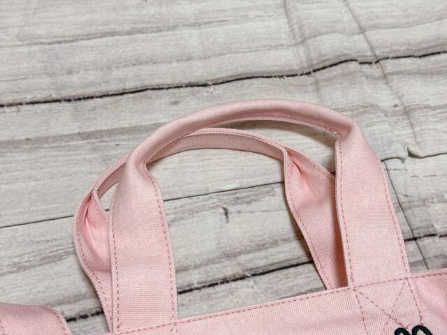 持ち手部分は中央が二つ折りで縫製されており、手で持ったときに握りやすい工夫も◎