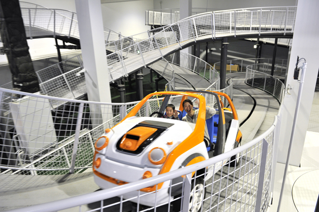 「CAR factory」/「カスタムガレージ」自分だけの自動車を運転!?