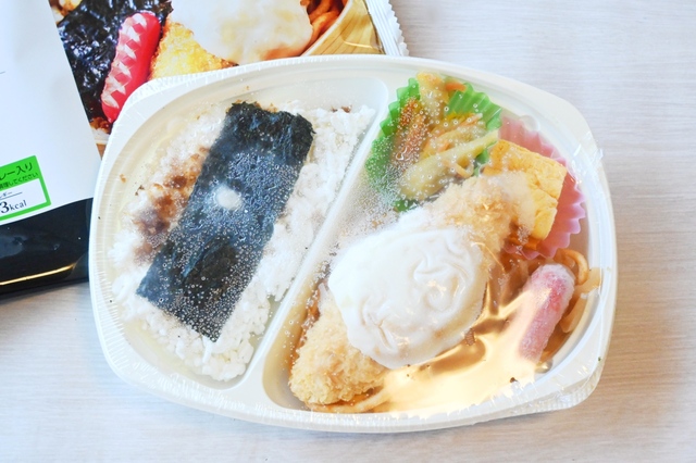 【ライフの冷凍弁当／海苔弁当】温め前の様子。このまま電子レンジで3分40秒（600W）温めます